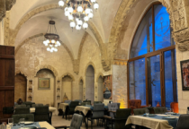 Bố trí mặt bằng nhà hàng: Làm sao để tối ưu số lượng chỗ ngồi mà vẫn đảm bảo riêng tư?